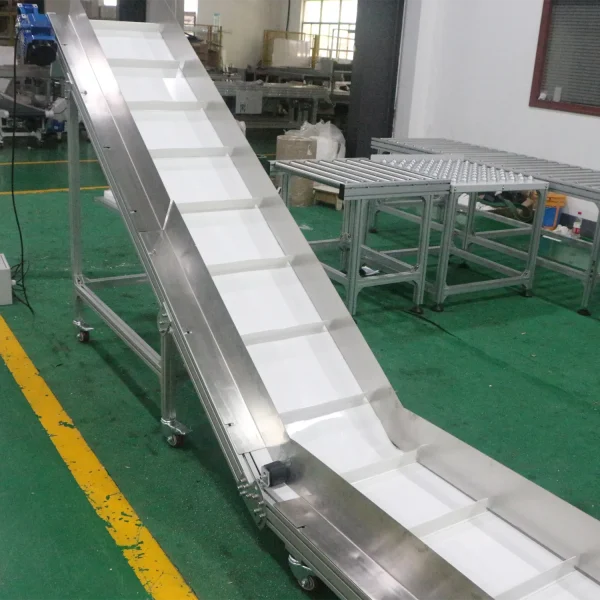 conveyor belt with cleats